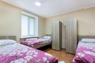 Хостелы Colorhostel Киев Трехместный номер с общей ванной комнатой-4