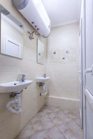 Хостелы Colorhostel Киев Одноместный номер с общим душем и туалетом-6