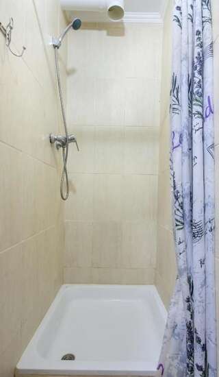 Хостелы Colorhostel Киев Одноместный номер с общим душем и туалетом-7