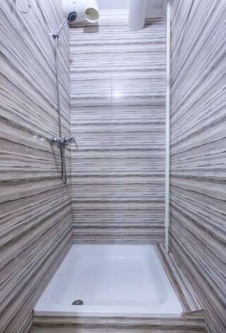 Хостелы Colorhostel Киев Трехместный номер с общей ванной комнатой-2