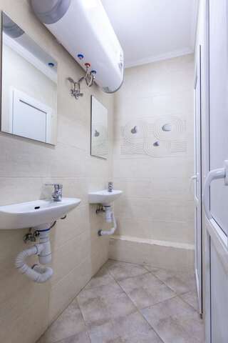 Хостелы Colorhostel Киев Одноместный номер с общим душем и туалетом-1